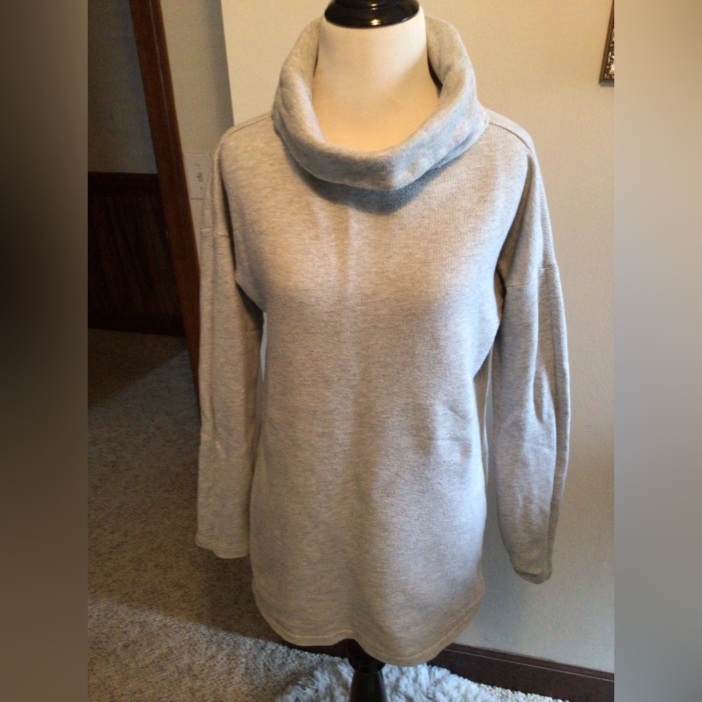 Vineyard Vines pocket sweat type top. Size Small.